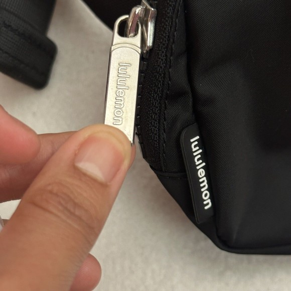 Lululemon Everywhere Belt Bag Crossbody Strap Extended 1L Black - Picture 5 of 11